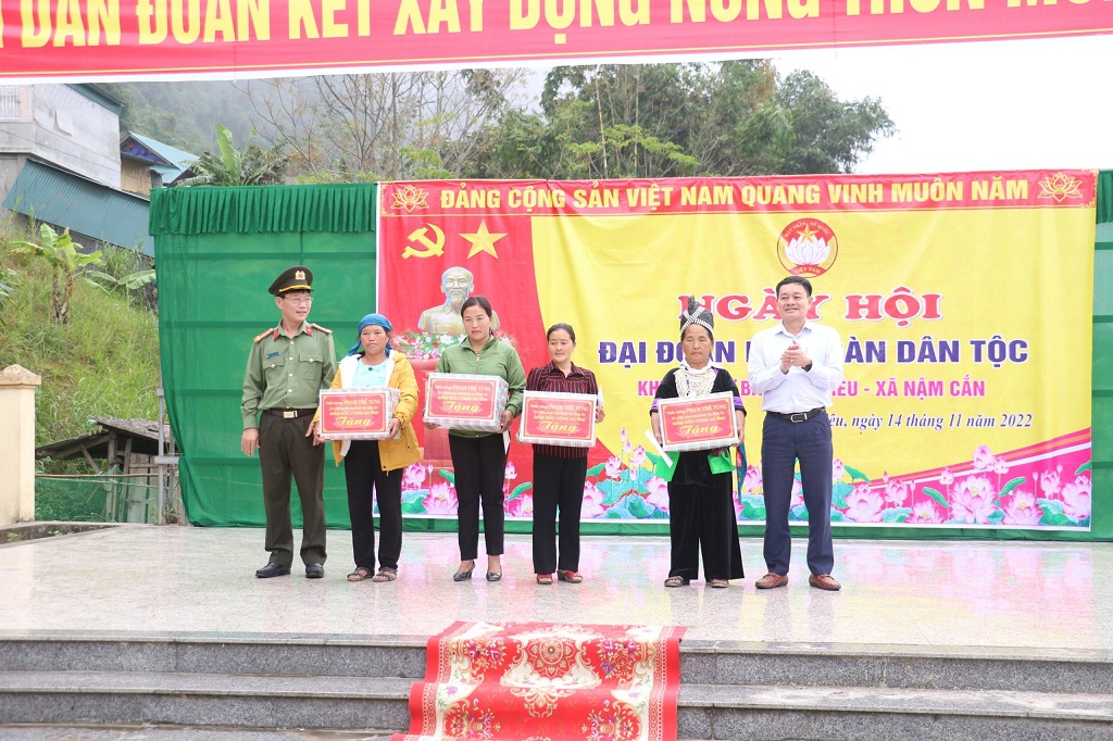 Trao 04 suất quà của Giám đốc Công an tỉnh cho 04 hộ gia đình có hoàn cảnh khó khăn