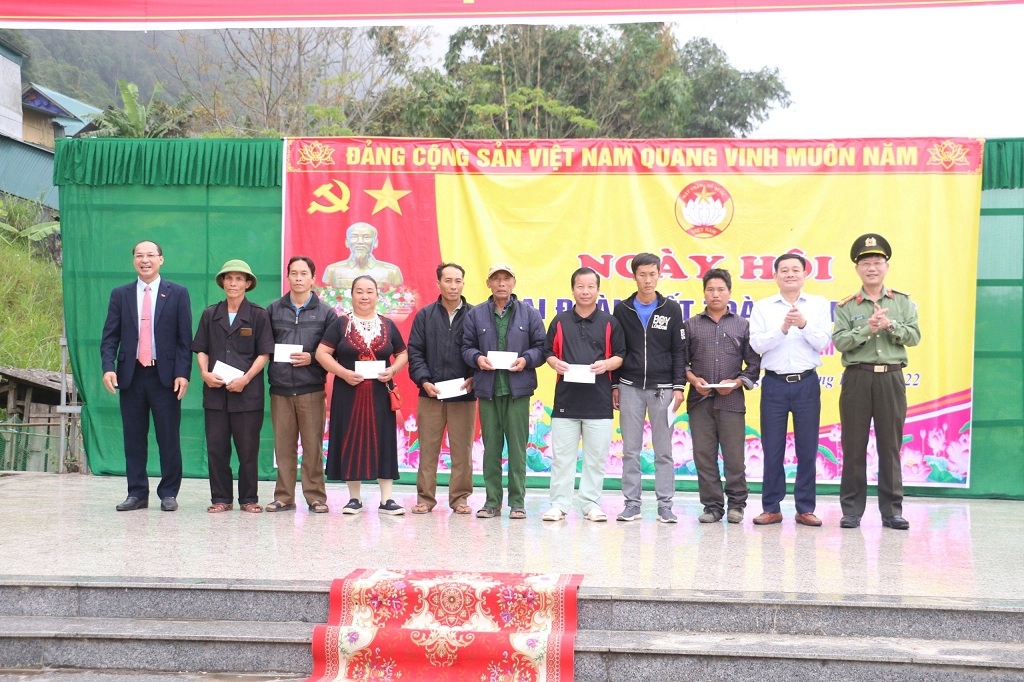 Trao quà cho các hộ gia đình có hoàn cảnh khó khăn