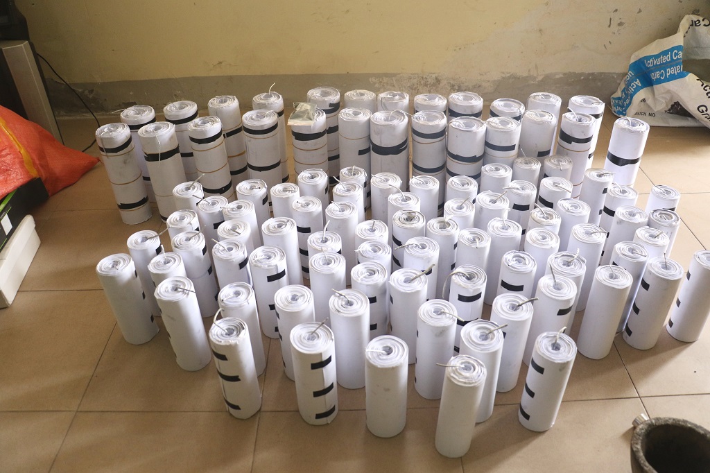Các vật dụng và nguyên liệu phục vụ sản xuất pháo