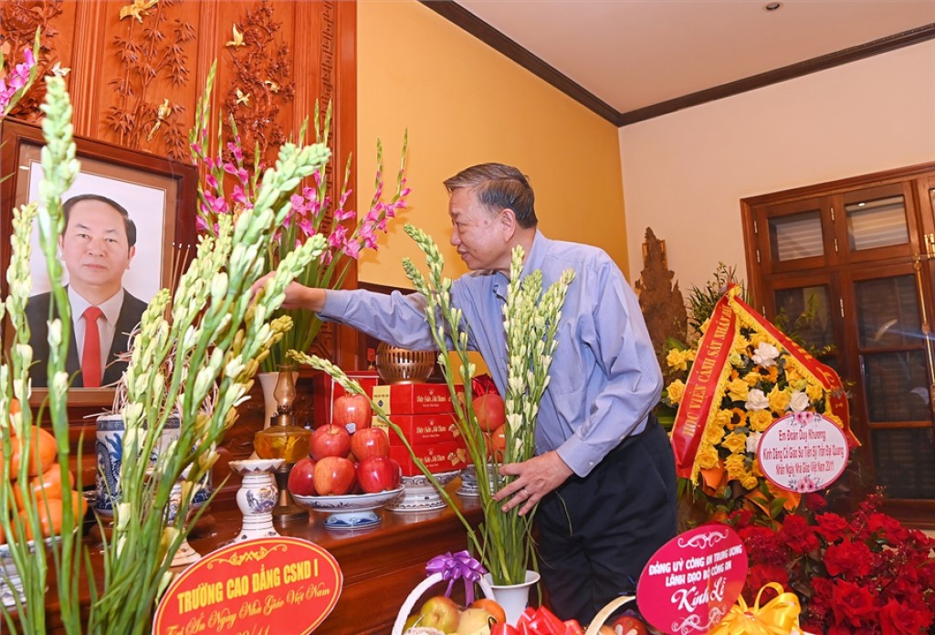 Bộ trưởng Tô Lâm thắp hương tri ân cố Chủ tịch nước, GS.TS Trần Đại Quang.