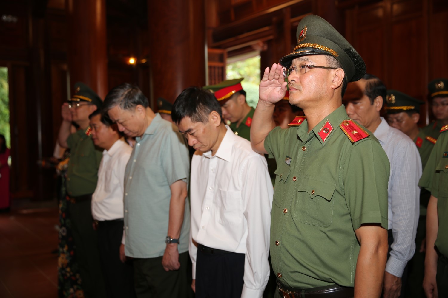 Các đại biểu thành kính thực hiện lễ tưởng niệm Chủ tịch Hồ Chí Minh