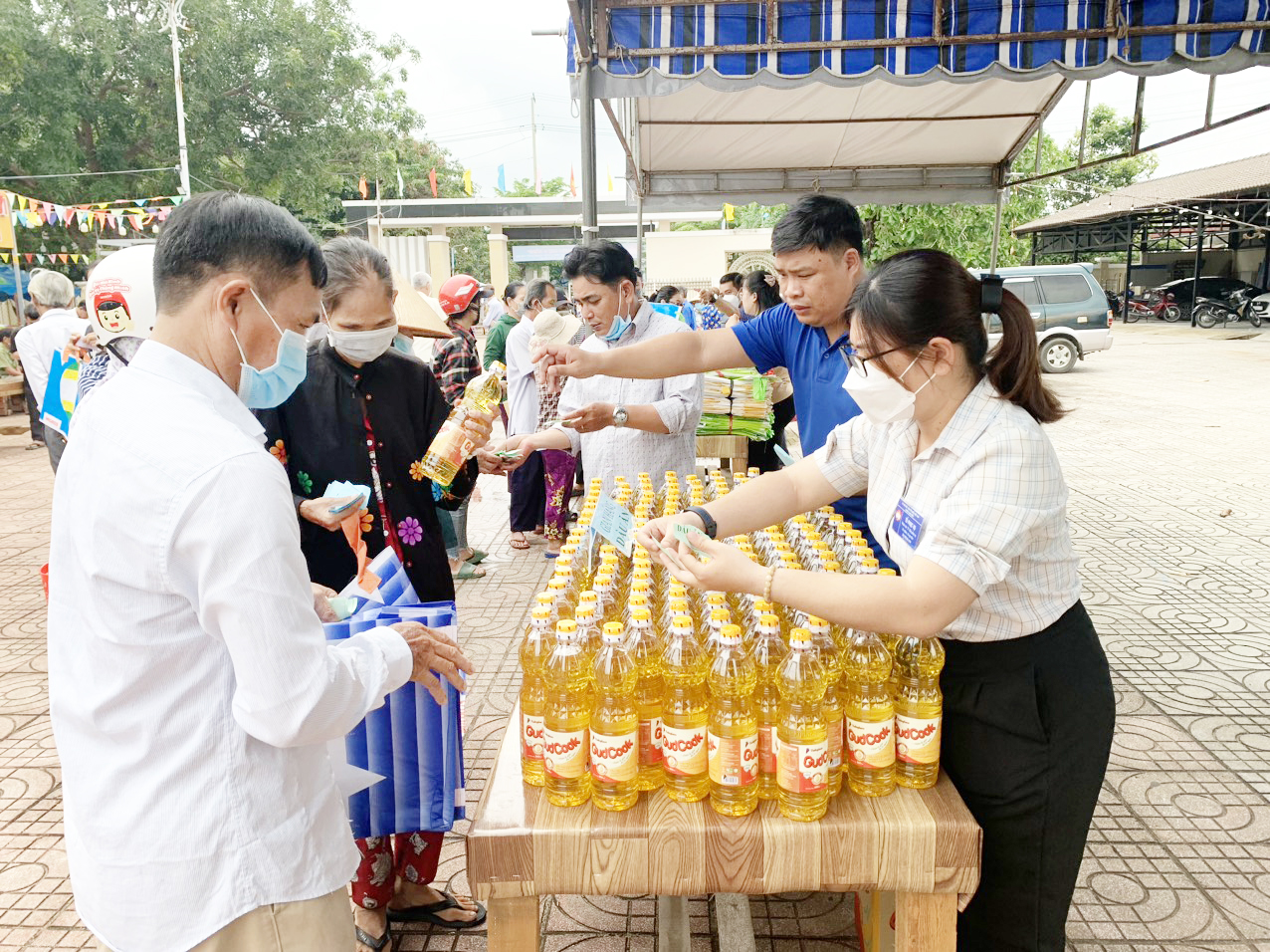 Người dân xã Phước Hưng (huyện Long Điền) mua hàng miễn phí tại “Phiên chợ 0 đồng” do UBMTTQ Việt Nam huyện vừa tổ chức.