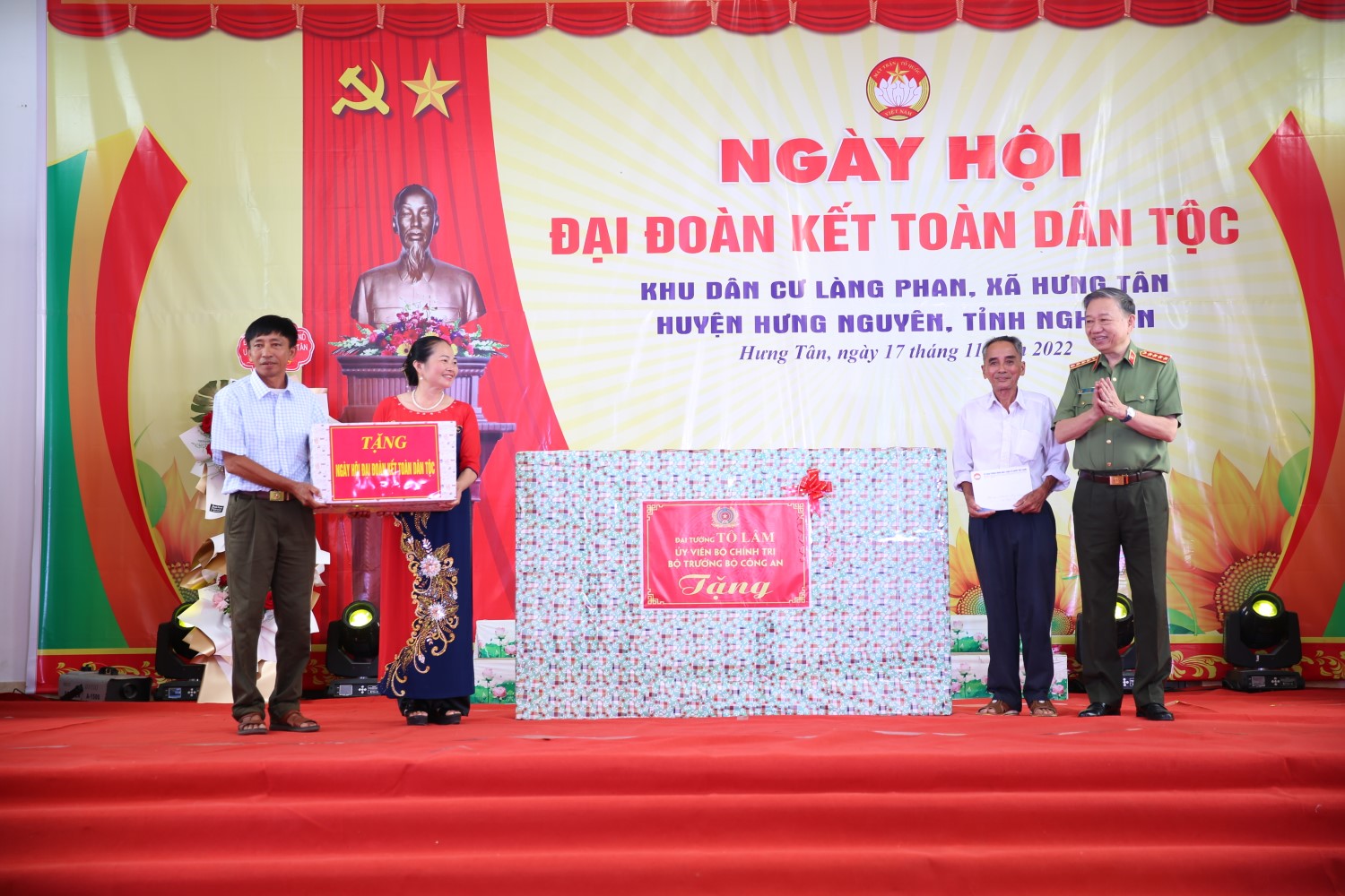 Bộ trưởng Bộ Công an Tô Lâm trao tặng quà cho nhân dân làng Phan
