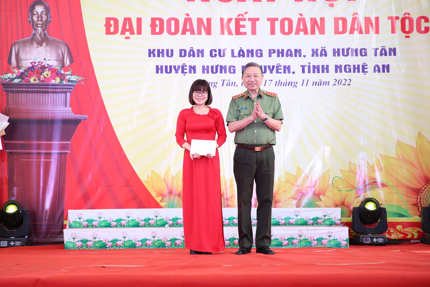 Các đại biểu tặng quà cho người dân ở làng Phan