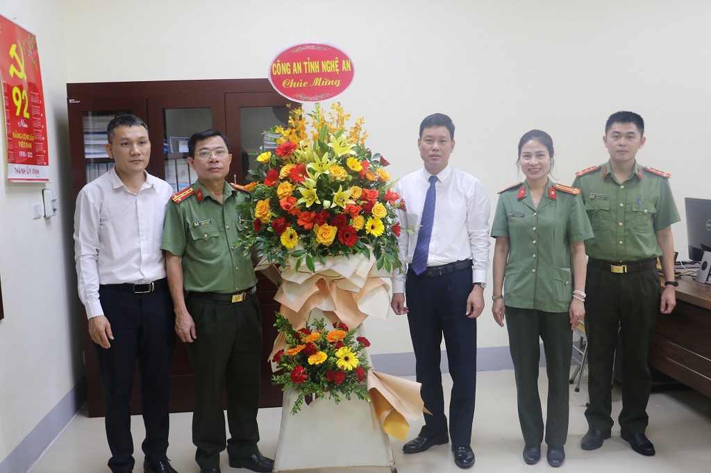 Tặng hoa chúc mừng Trường Cao đẳng sư phạm Nghệ An