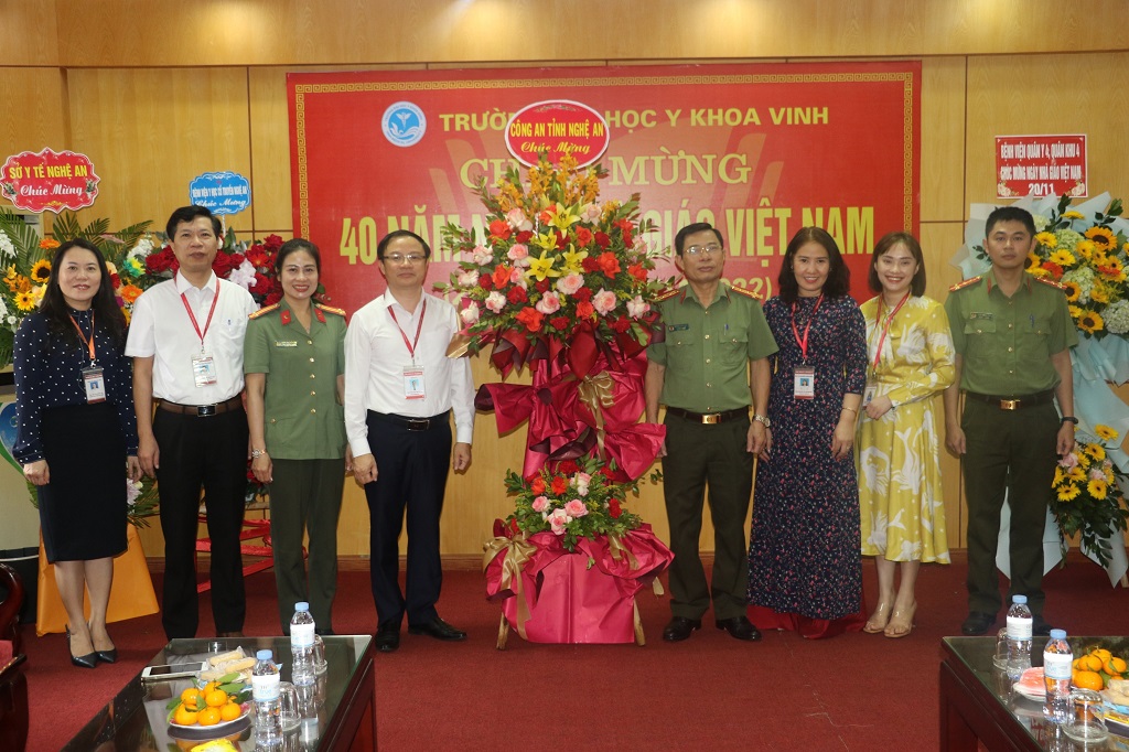 Tặng hoa chúc mừng Trường Đại học Y khoa Vinh