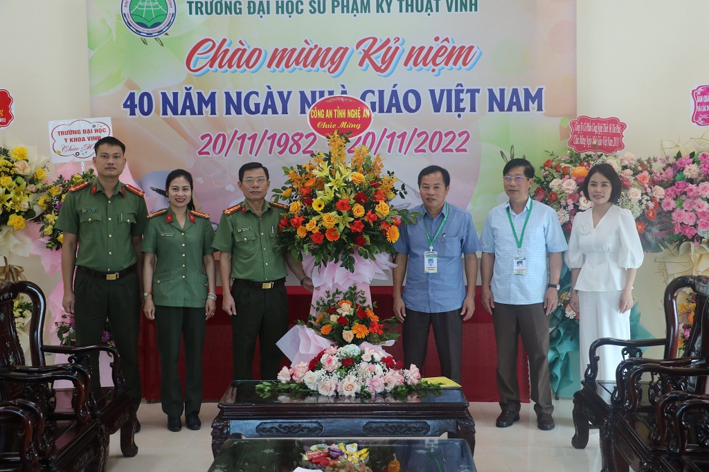 Tặng hoa chúc mừng Trường Đại học Kinh tế kỹ thuật Vinh