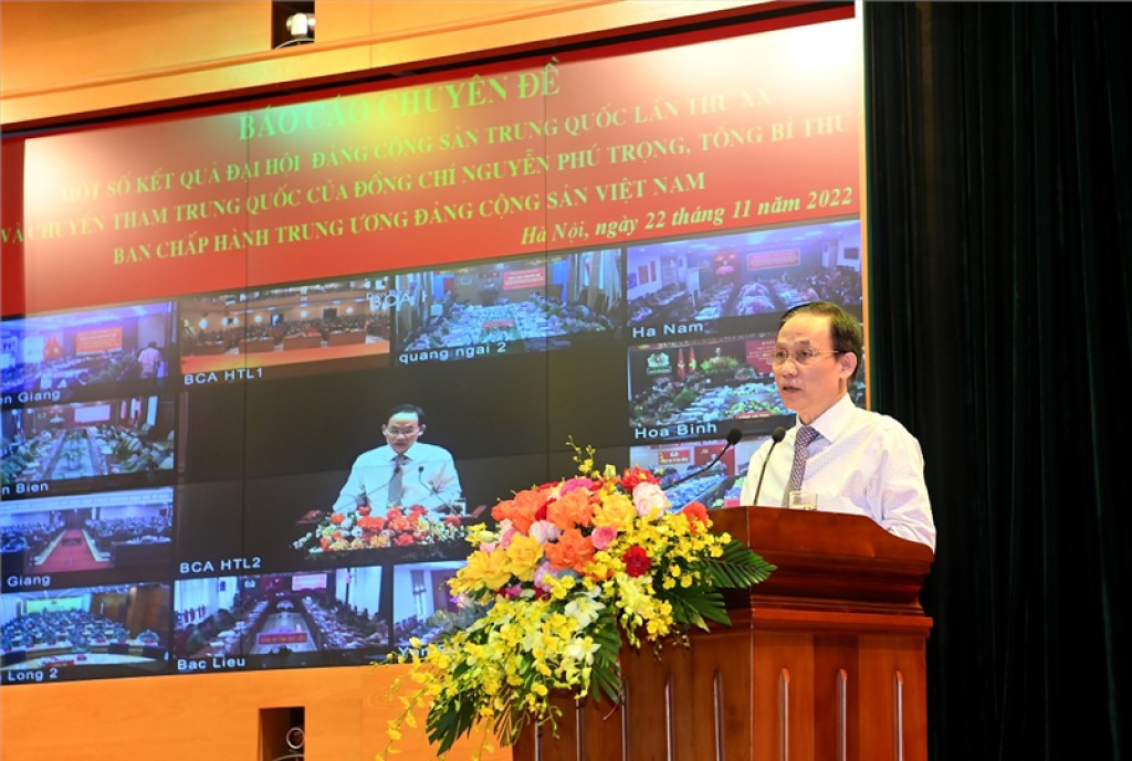 Đồng chí Lê Hoài Trung báo cáo chuyên đề tại Hội nghị