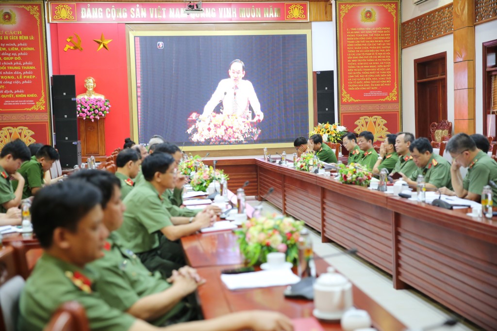 Tại điểm cầu Nghệ An, Trưởng các phòng Công an tỉnh dự Hội nghị đồng thời kết nối đến Công an 21 huyện, thành, thị