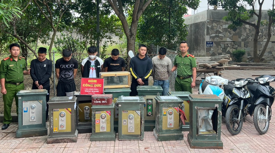 Nhóm các đối tượng bị bắt giữ cùng tang vật  tại Cơ quan Công an