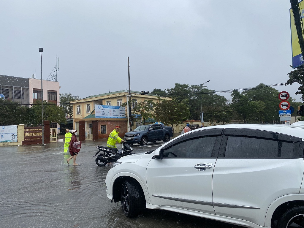 Lực lượng Cảnh sát giao thông – trật tự Công an thành phố Vinh kịp thời hỗ trợ các phương tiện chết máy