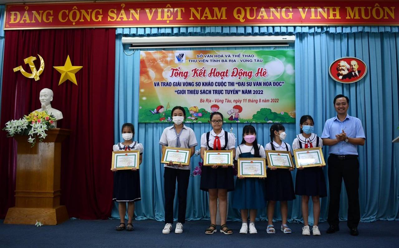 Em Nguyễn Lê An Nhiên (thứ ba từ trái qua, ngụ TP. Vũng Tàu) là một trong hai thí sinh đạt giải Đại sứ Văn hóa đọc toàn quốc năm 2022.