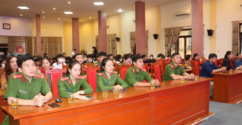 Các đại biểu tới dự