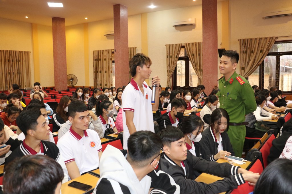 Sinh viên trình bày những nội dung cơ bản về tác hại của pháo nổ tại buổi tuyên truyền
