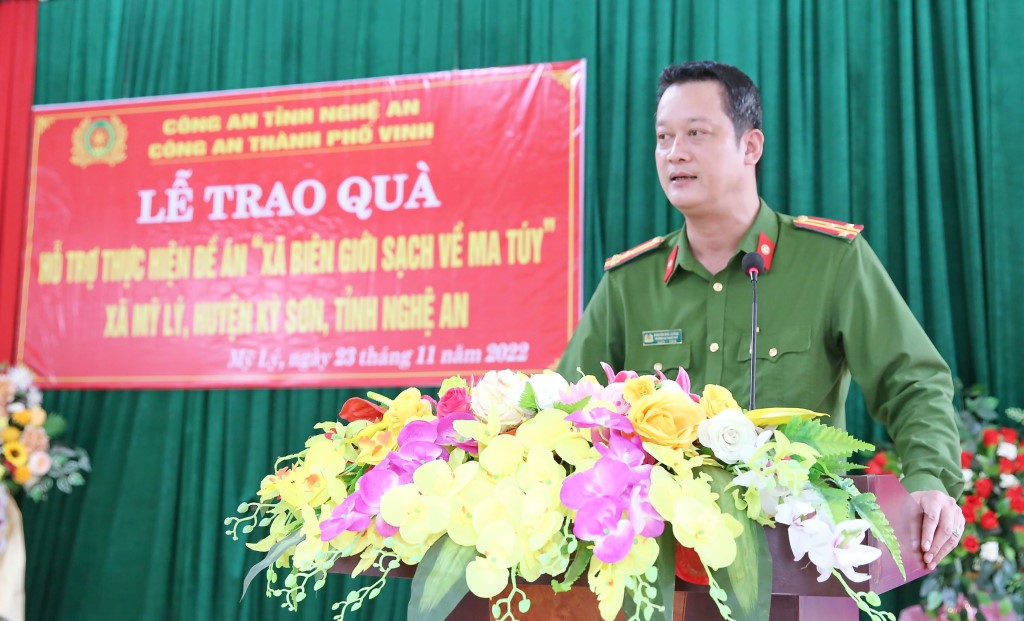 Lãnh đạo Công an thành phố Vinh phát biểu tại buổi lễ