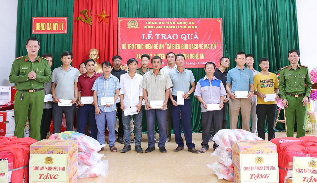 Đại diện lãnh đạo Công an thành phố Vinh trao quà cho các cá nhân có thành tích xuất sắc trong việc thực hiện Đề án “Xã biên giới sạch về ma túy”