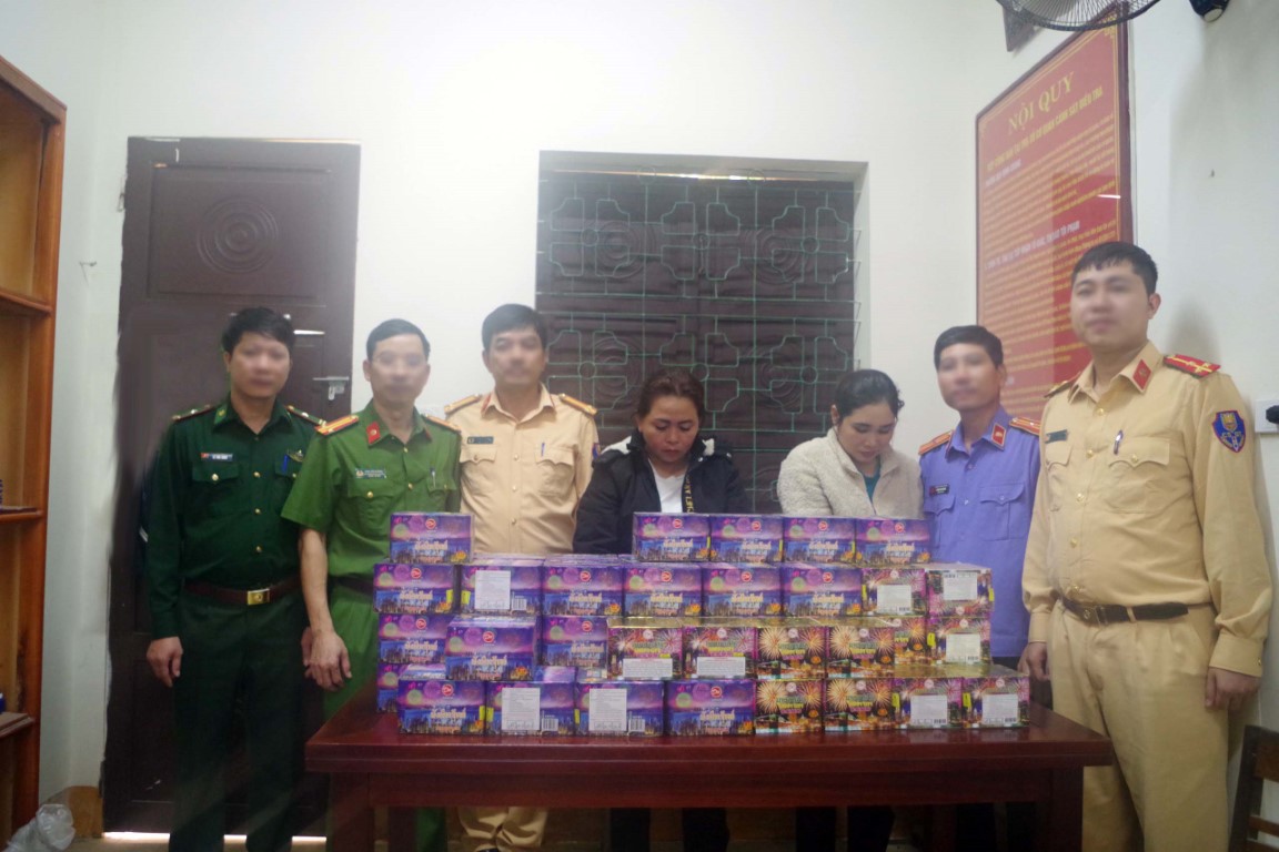 02 đối tượng Vi Thị Hoa  và Lương Thị Tuyết cùng tang vật tại cơ quan Công an 