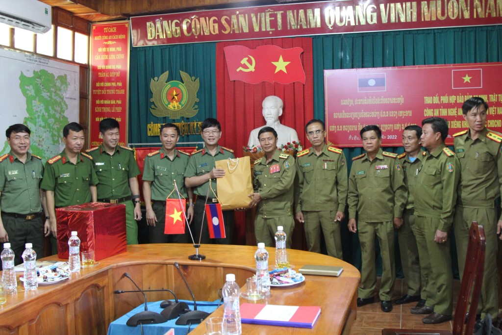 Công an tỉnh Xiêng Khoảng tặng quà lưu niệm Công an tỉnh Nghệ An