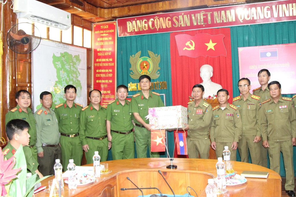 Công an huyện Kỳ Sơn tặng quà lưu niệm Công an tỉnh Xiêng Khoảng