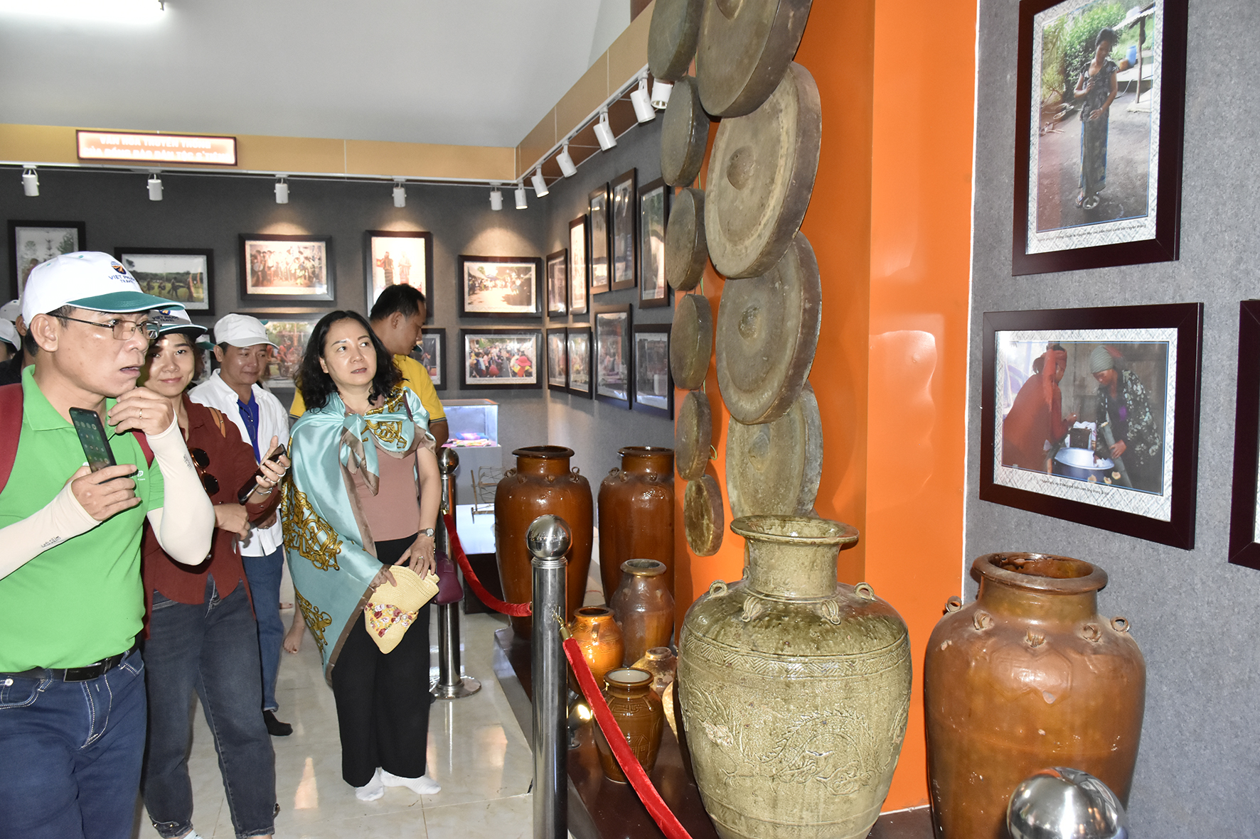 Đại biểu tham quan phòng trưng bày hiện vật tại Khu bảo tồn văn hóa dân tộc S’tiêng sóc Bom Bo, tỉnh Bình Phước. 