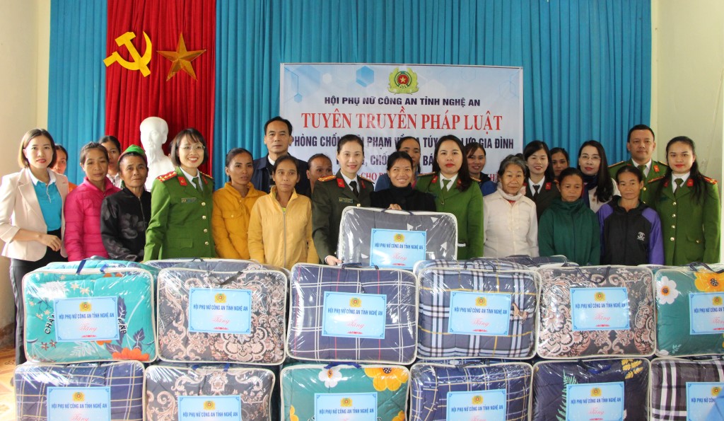 Hội Phụ nữ Công an tỉnh trao quà tặng những gia đình chị em có hoàn cảnh khó khăn