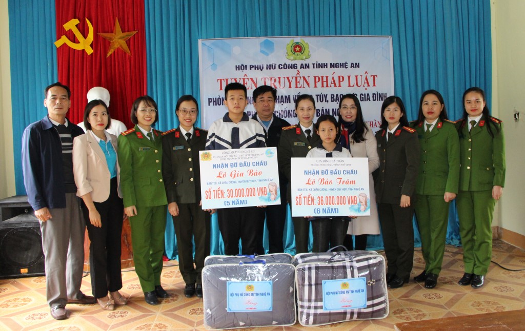 Cơ quan Hội phụ nữ, Chủ tịch Hội Phụ nữ các phòng, huyện, thành, thị nhận đỡ đầu 02 cháu bé đến năm 18 tuổi