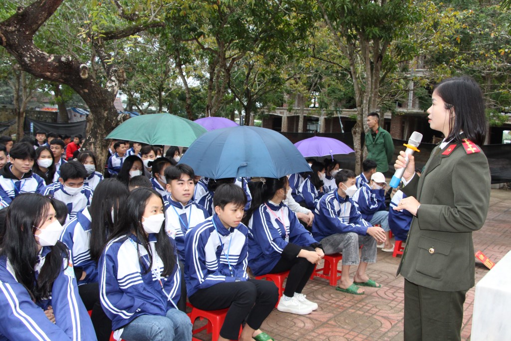 Cán bộ Hội Phụ nữ Công an tỉnh tuyên truyền tại Trường THPT Quỳ Hợp 3