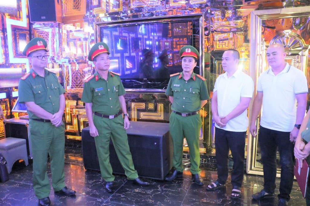Đồng chí Đại tá Nguyễn Duy Thanh - Phó Giám đốc Công an tỉnh Nghệ An cùng Đoàn công tác kiểm tra đột xuất một số cơ sở kinh doanh dịch vụ karaoke