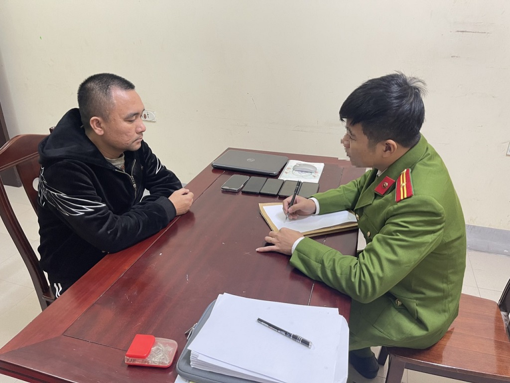 Cán bộ Công an huyện Diễn Châu lấy lời khai đối tượng Vũ Công Tý