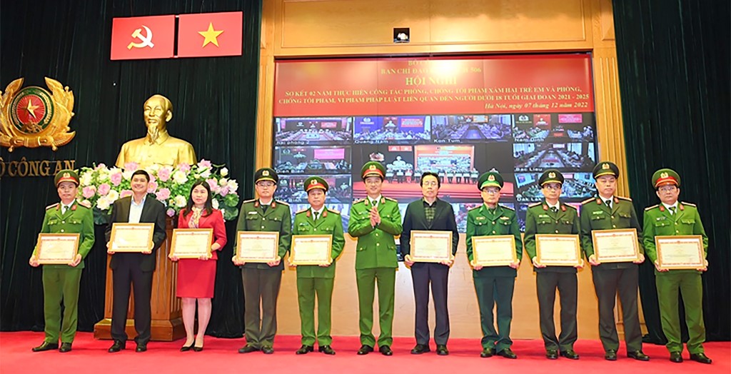 Tại Hội nghị, đã có nhiều tập thể, cá nhân được Bộ Công an, Cục Cảnh sát hình sự tặng Bằng khen, Giấy khen về thành tích trong phòng, chống tội phạm xâm hại trẻ em, phòng, chống tội phạm và vi phạm pháp luật liên quan đến người dưới 18 tuổi