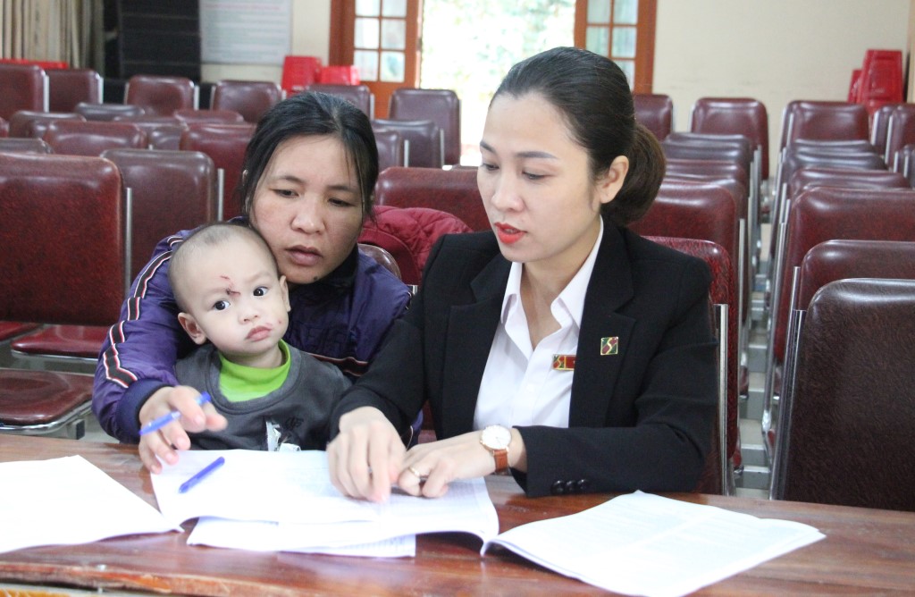 Cán bộ, công nhân viên Ngân hàng Agribank chi nhánh huyện Thanh Chương hỗ trợ, hướng dẫn người dân kích hoạt tài khoản