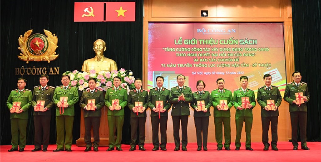 Thứ trưởng Trần Quốc Tỏ trao cuốn sách tặng đại diện các đơn vị thuộc Bộ    Cuốn sách 