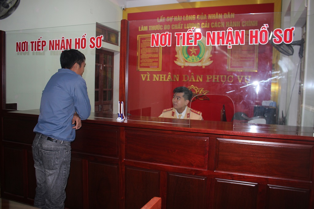 Người dân giao dịch tại Bộ phận một cửa Trạm Cảnh sát giao thông Diễn Châu (tuyến Quốc lộ 1A)
