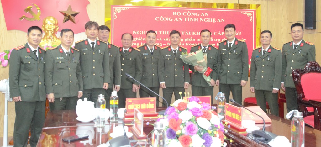 Lãnh đạo Công an tỉnh chụp ảnh lưu niệm cùng Ban nghiên cứu đề tài