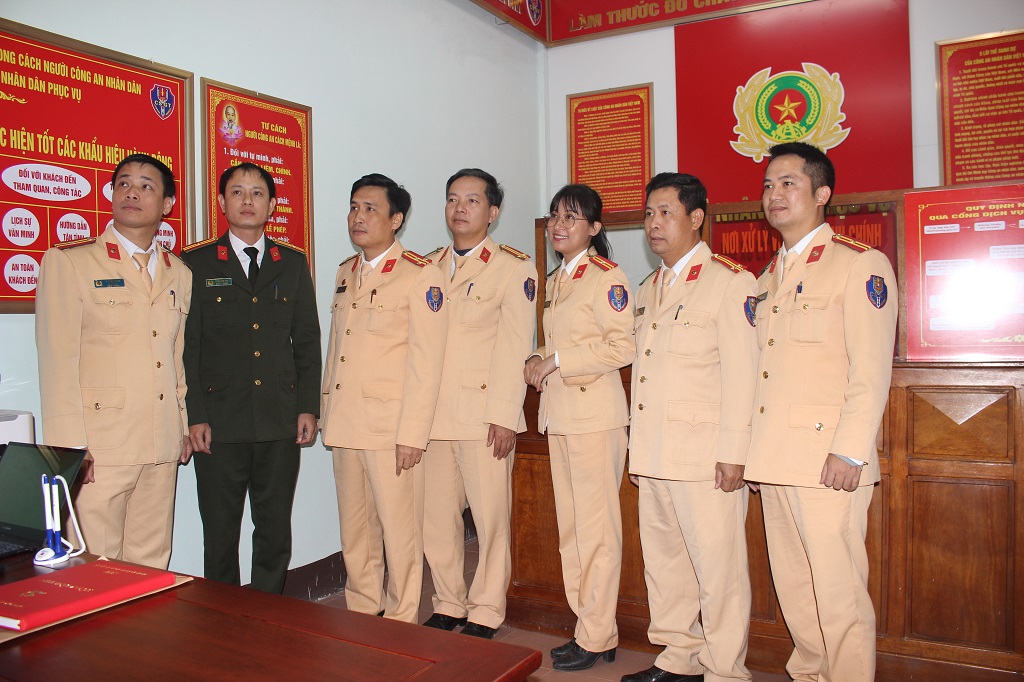 Các đại biểu tham quan Bộ phận một cửa tại Đội Cảnh sát giao thông đường bộ số 1 (tuyến Quốc lộ 48)