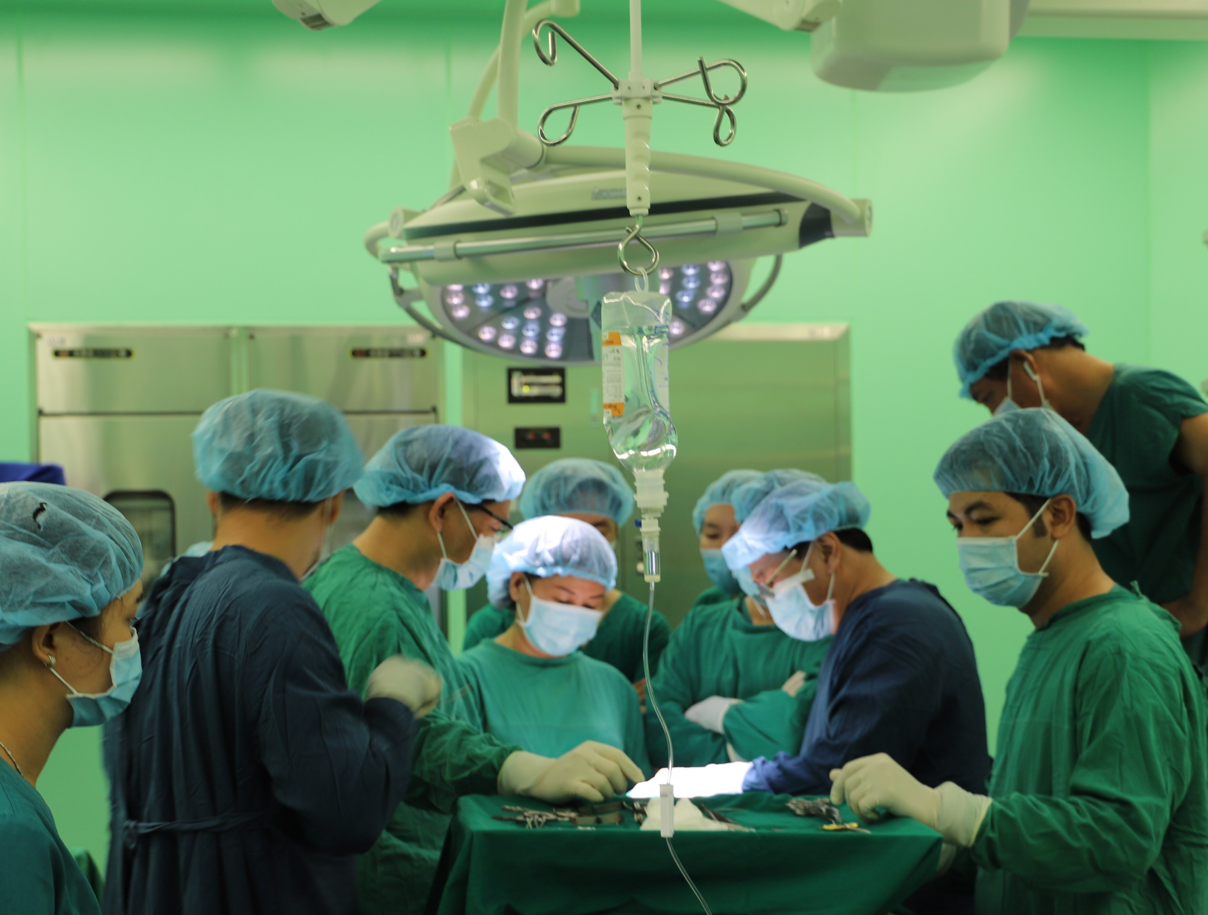 Các bác sĩ Bệnh viện Bà Rịa thực hiện ca phẫu thuật cứu chữa bệnh nhân (Ảnh minh họa)