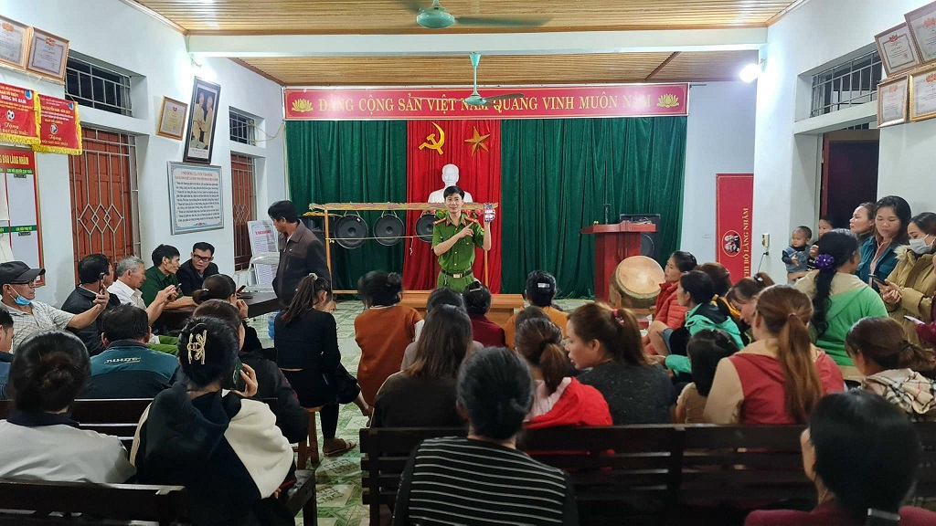 Không quản ngày đêm, đến tận nhà văn hóa xóm, xã để đẩy nhanh tiến độ triển khai thực hiện Đề án 06