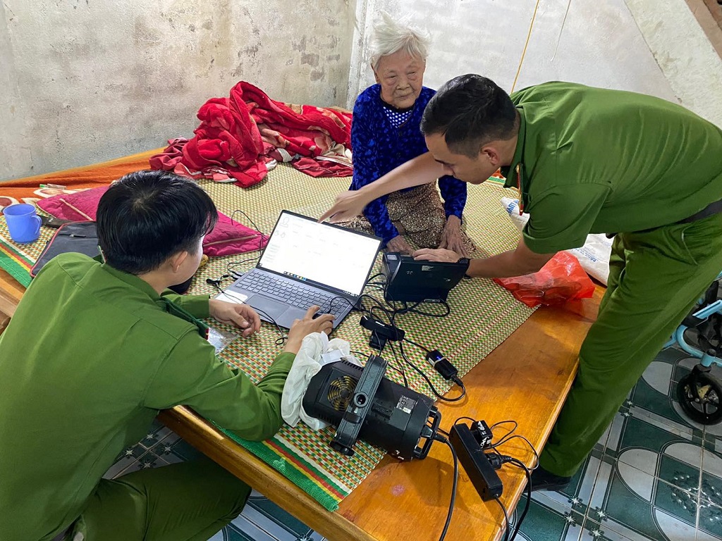 Quá trình về tận cơ sở thực hiện Đề án 06 đã ghi nhận nhiều hình ảnh đẹp của lực lượng Công an Nghệ An trong lòng Nhân dân