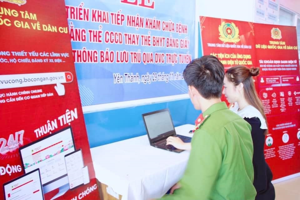 Nhiều mô hình hay, sáng tạo đã góp phần quan trọng thực hiện hiệu quả Đề án 06 (Trong ảnh: Mô hình Dịch vụ công trực tuyến tại Công an thị trấn Diễn Châu, huyện Diễn Châu; Công an huyện Yên Thành phối hợp BHXH huyện và các bệnh viện đa khoa trên địa bàn triển khai mô hình tiếp nhận khám chữa bệnh bằng thẻ CCCD thay thế thẻ BHYT bằng giấy và mô hình thông báo lưu trú qua dịch vụ công trực tuyến)
