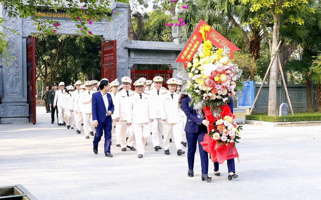 Lãnh đạo Công an tỉnh và CBCS làm công tác hậu cần, kỹ thuật CANA dâng hoa tại khu di tích Kim Liên