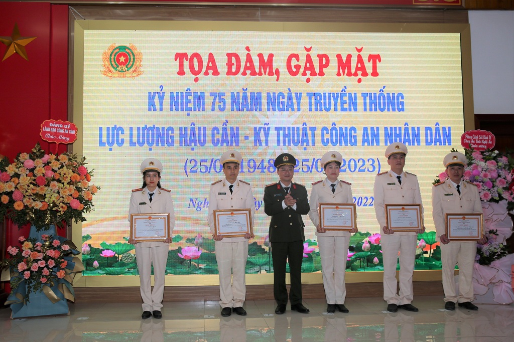 Thượng tá Trần Ngọc Tuấn, Phó Giám đốc Công an tỉnh trao tặng giấy khen cho 04 tập thể, 12 cá nhân (1)