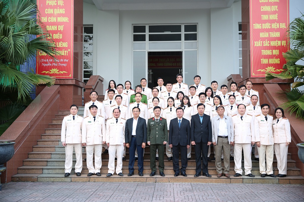 Lãnh đạo Công an tỉnh chụp ảnh lưu niệm cùng CBCS làm công tác hậu cần, kỹ thuật trong Công an Nghệ An qua các thời kỳ