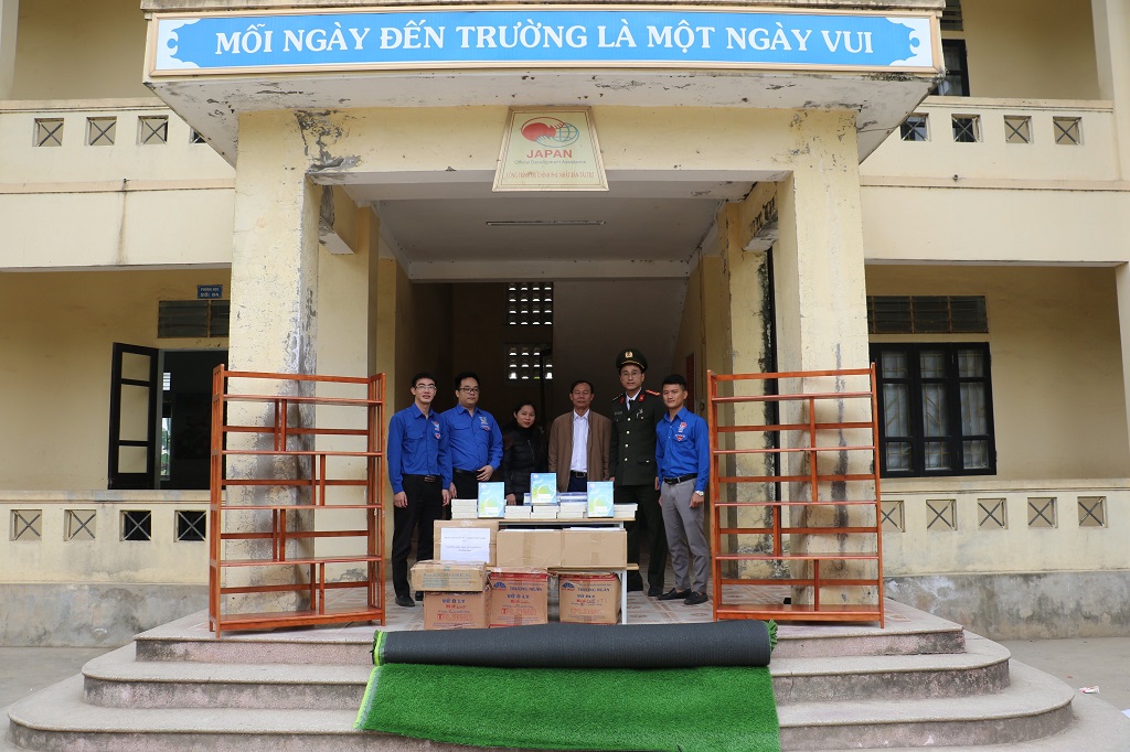 Trao tặng hơn 100 suất quà an sinh cho người dân nghèo có hoàn cảnh khó khăn tại xã Quỳnh Lộc, thị xã Hoàng Mai