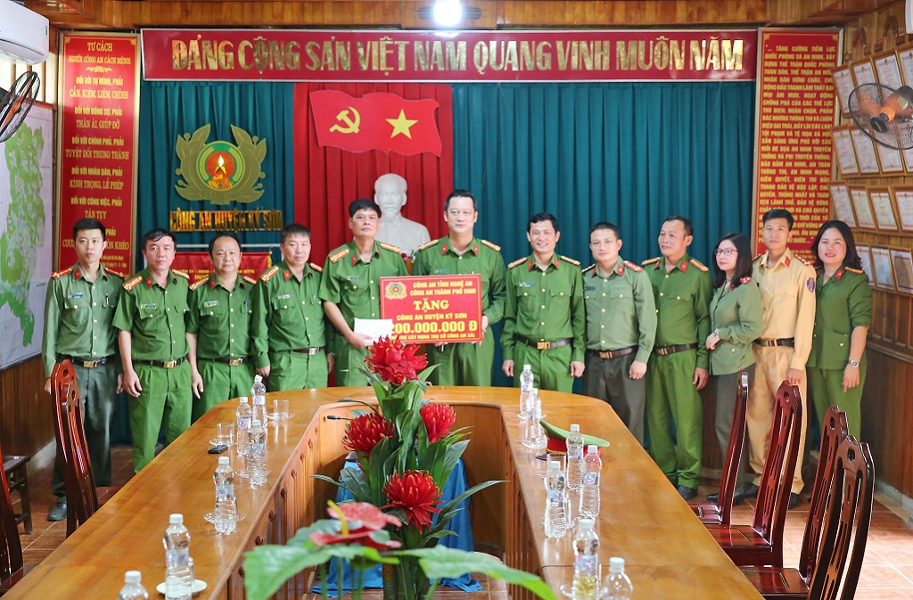 Lãnh đạo Công an thành phố Vinh trao tặng Công an huyện Kỳ Sơn 200 triệu đồng để hỗ trợ xây dựng trụ sở Công an xã