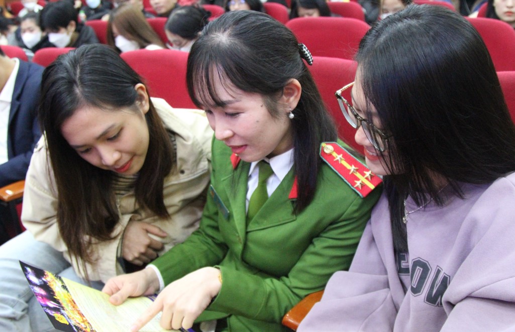 Phát tờ rơi và tuyên truyền cho sinh viên hiểu rõ tác hại của pháo nổ