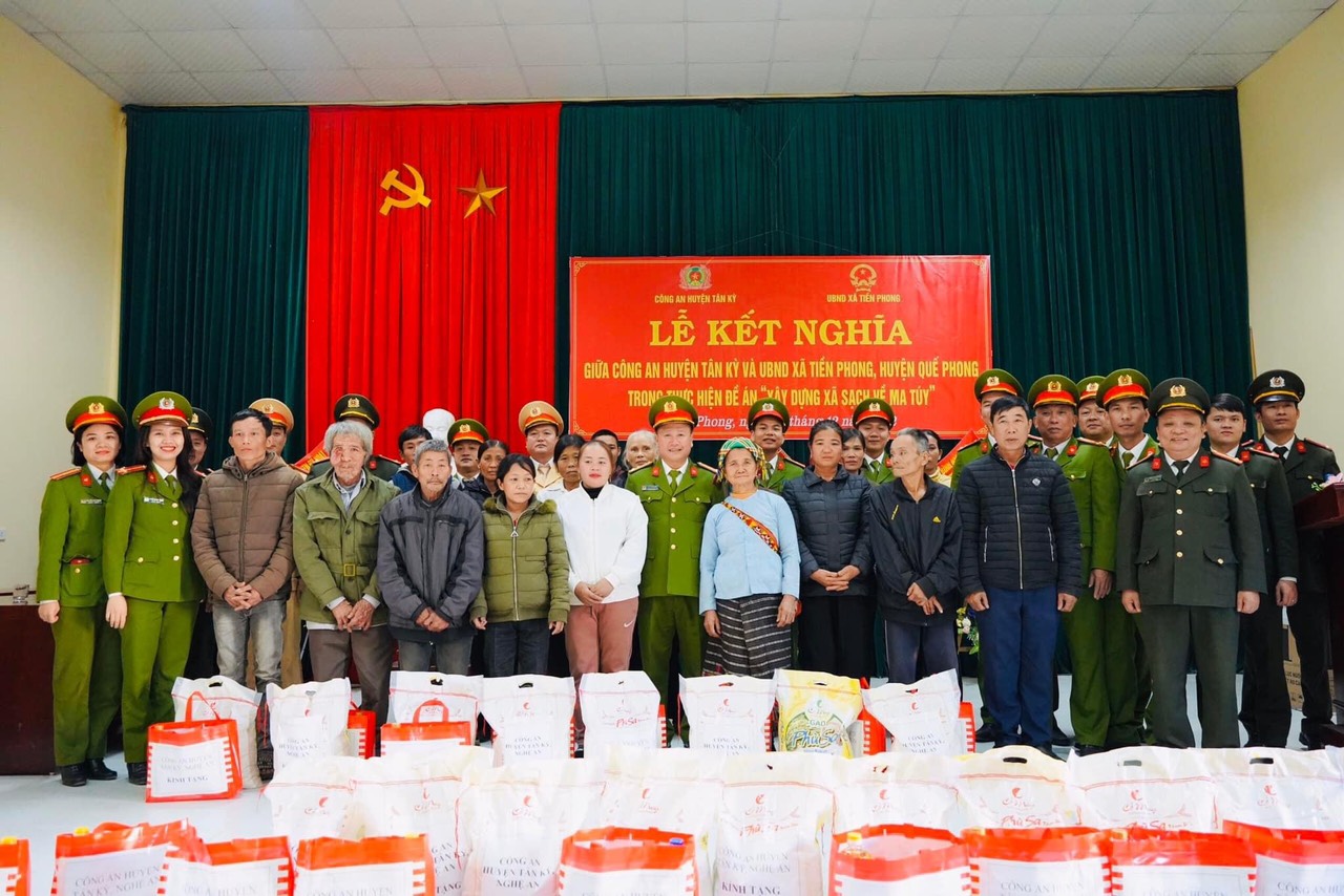Trao quà Tết tặng các gia đình khó khăn trên địa bàn