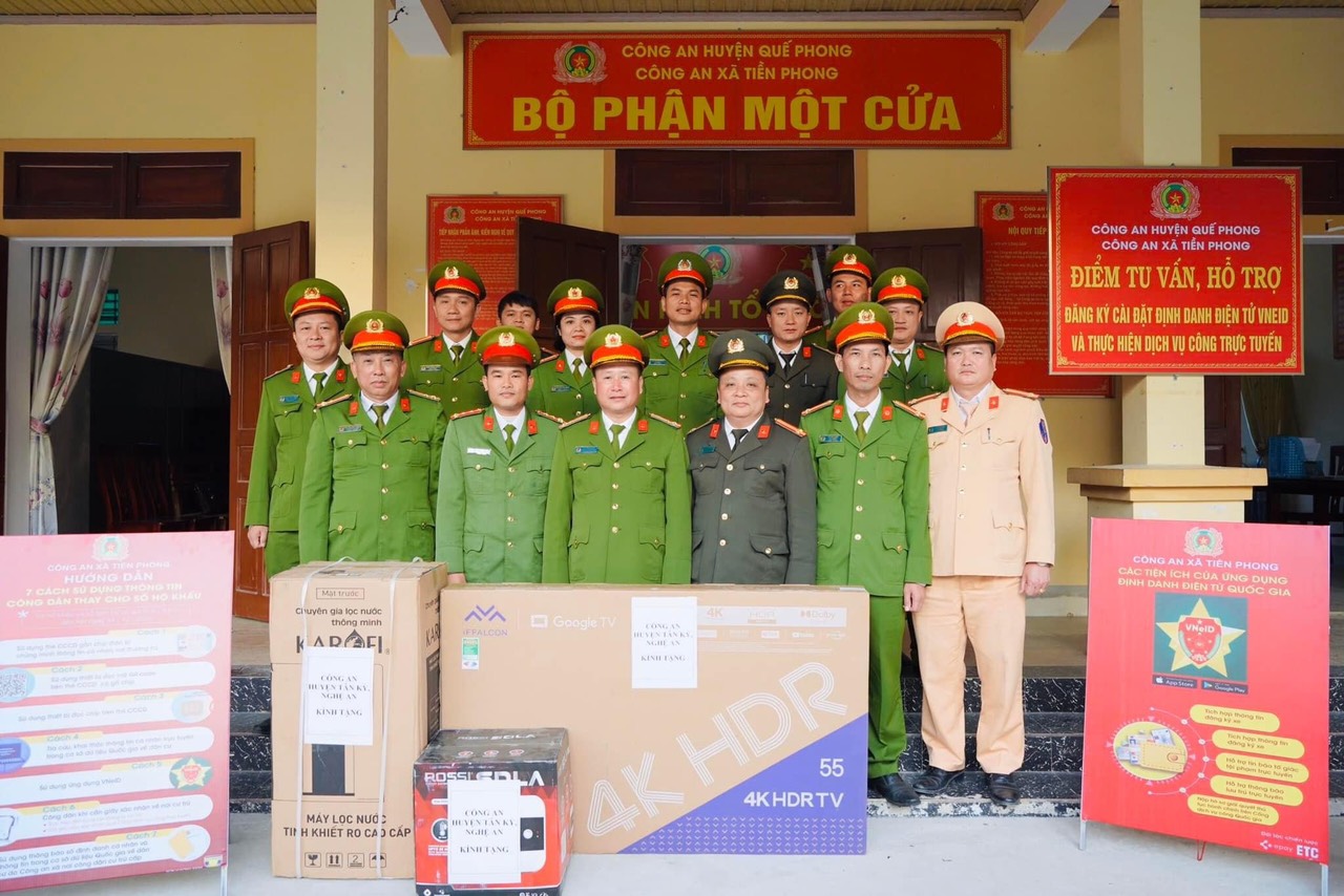 Trao quà tặng Công an xã Tiền Phong