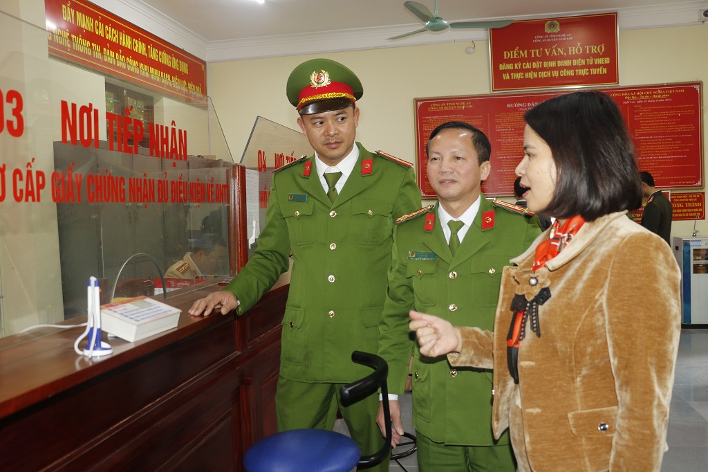 Các đại biểu tham quan hệ thống camera giám sát Bộ phận một cửa Công an cấp xã, thị trấn trên địa bàn và Bộ phận một cửa kiểu mẫu Công an huyện Nghi Lộc
