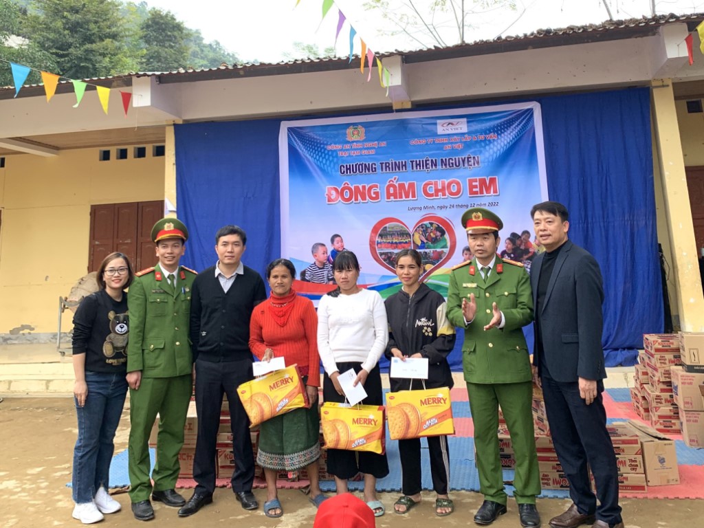 Những món quà là nguồn động viên cho cán bộ, giáo viên, các hoàn cảnh khó khăn mỗi dịp Tết đến Xuân về