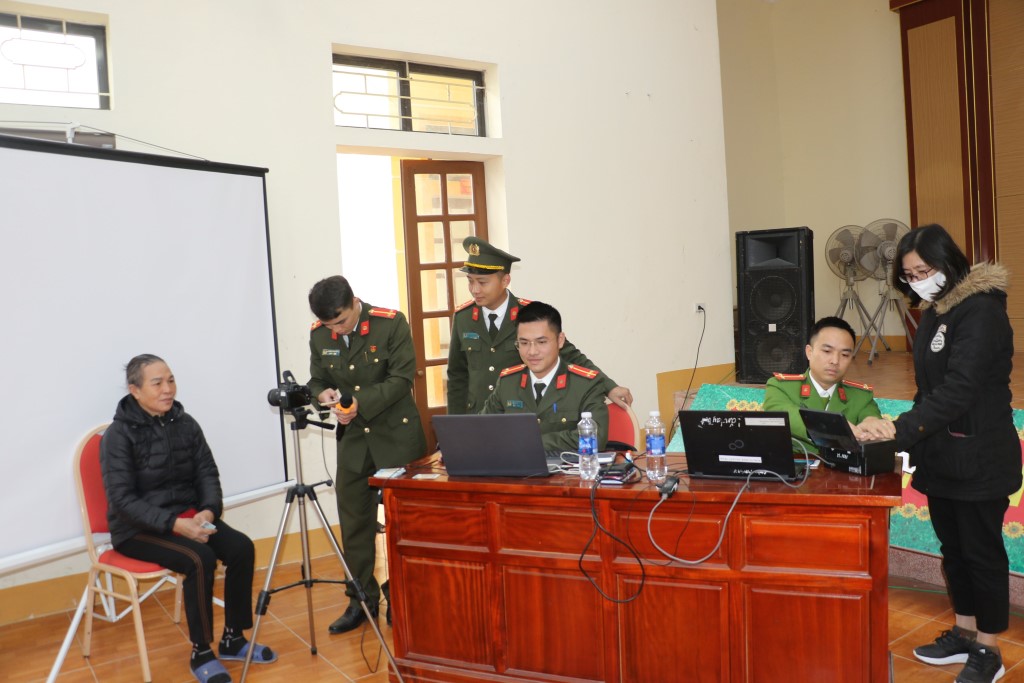 Người dân rất hài lòng trước sự hướng dẫn nhiệt tình và đầy trách nhiệm của các đoàn viên Thanh niên Công an tỉnh Nghệ An